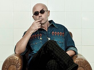 Buenos Aires, 03 de febrero de 2015.- El tesoro de los inocentes. Indio en la Biblioteca es una exposición que ofrece una aproximación a uno de los 
hechos artísticos más relevantes y populares de la cultura argentina contemporánea: la obra de Carlos “Indio” Solari.
Recorrer el proceso creativo de sus composiciones y conocer algunas de las piezas que constituyen la 
genealogía de sus influencias artísticas e intelectuales, son algunos de los propósitos que guían esta muestra.
Exhibir sus manuscritos, ensayos, dibujos, pinturas, publicaciones, objetos personales y visitar su universo de 
lecturas y canciones escogidas, es una invitación a explorar nuevas interpretaciones sobre esta enigmática 
obra, y es una forma, también, de celebrar una manifestación del arte que ha logrado conmover la sensibilidad 
de multitudes argentinas.
La muestra se podrá visitar desde el sábado 7 de febrero a las 12 hs, en la Biblioteca Nacional.